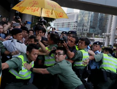 «Πλήγμα» στο δημοκρατικό Χονγκ Κονγκ με ουραγό το Πεκίνο - Φυλακή για τους ηγέτες του «Κινήματος της Ομπρέλας»